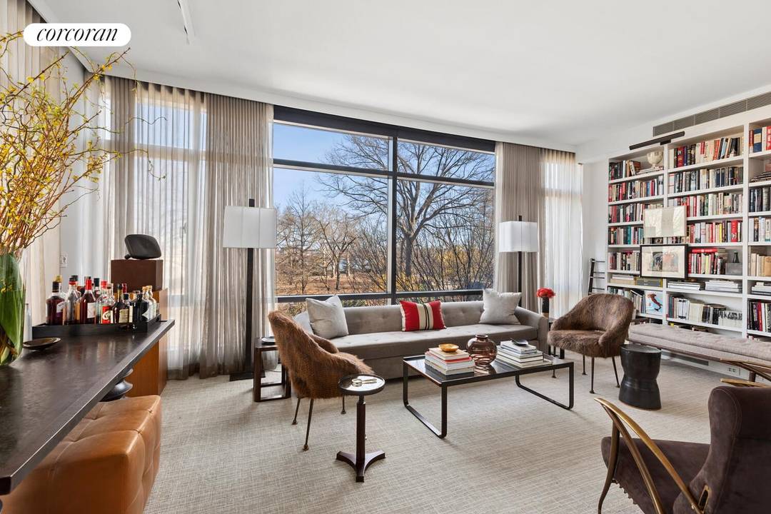 Contemporary Elegance ! Designed by Mark Cunningham, Architectural Digest and Elle Decor 100 designer, this high end 3BR 3.