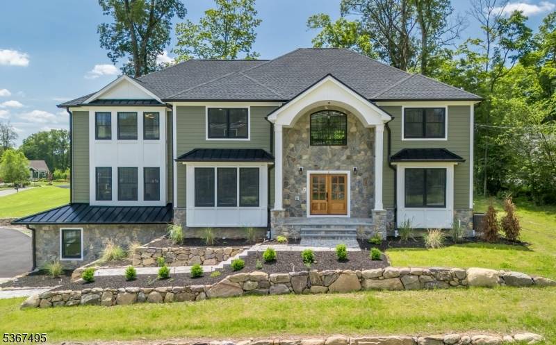 MOVE RIGHT IN TO THIS GORGEOUS MODERN LIGHT FILLED HOME WITH 4 BEDS 4.
