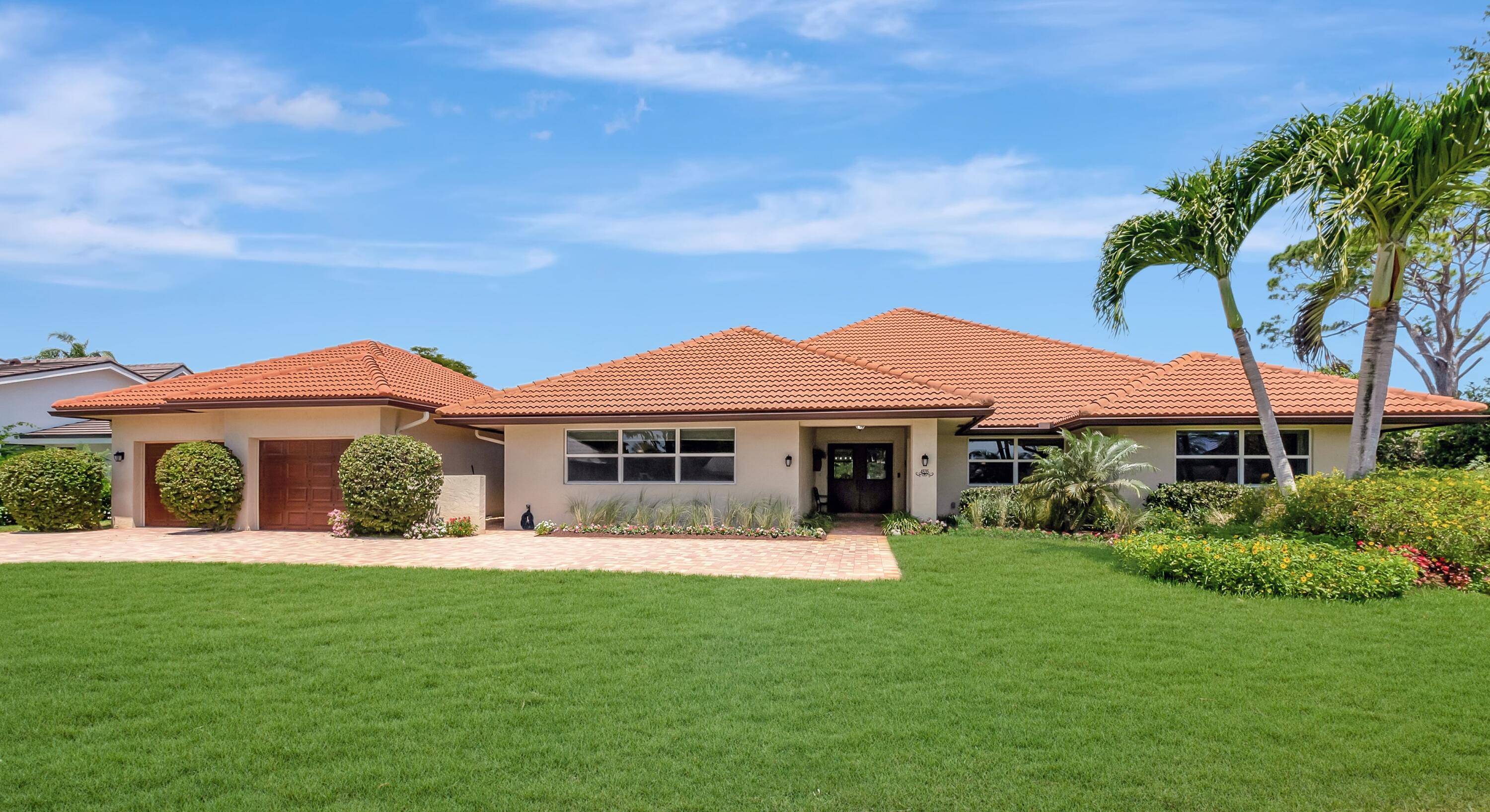 Welcome to Seagate Country Club, Delray Beach's premier gated community, where membership is available but not mandatory !