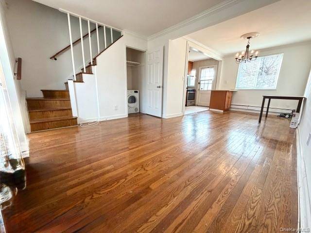 Move in Ready DUPLEX 2 BEDROOMS Garden COOP apartment located in Oakland Gardens.