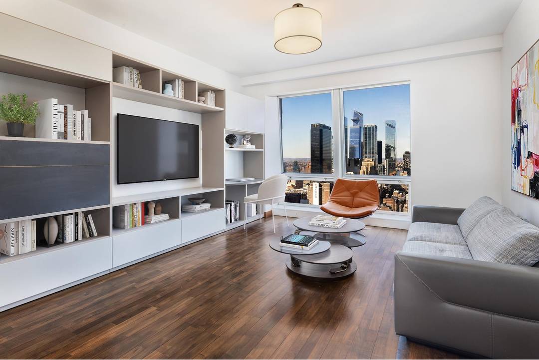Stunning New Development Condo on 5th Avenue !