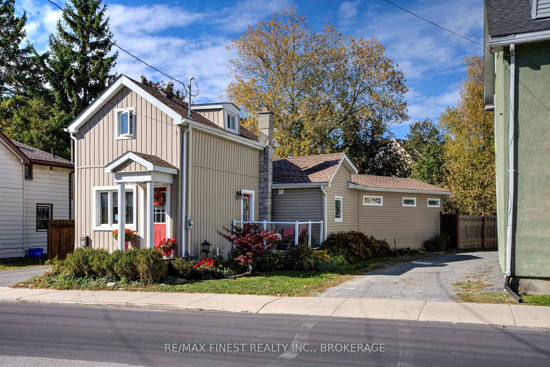 Charming Updated Home in Portsmouth Village !