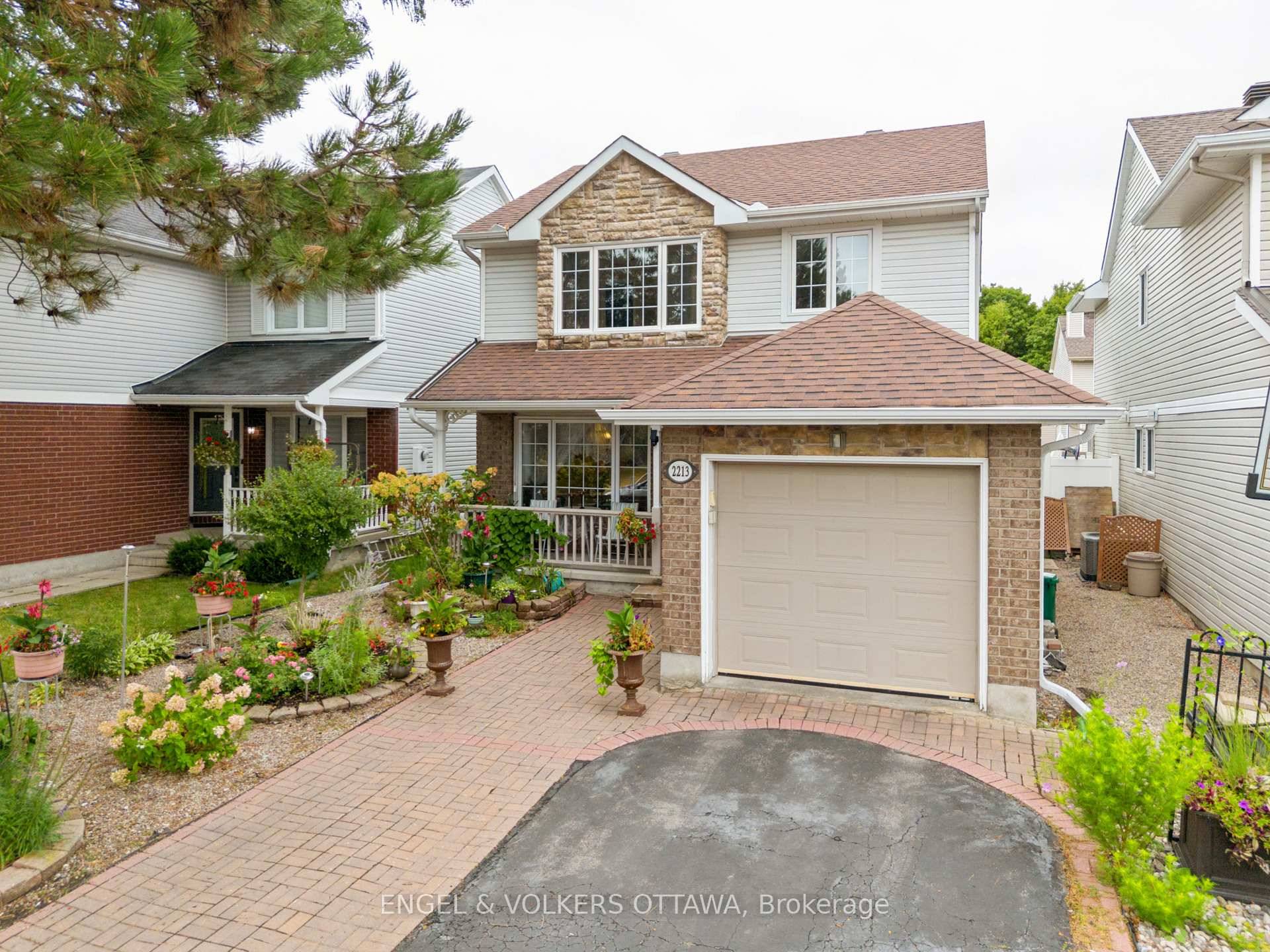 Welcome to this charming and meticulously cared for family home, ideally located on a quiet street in the highly desirable Chapel Hill South neighbourhood.
