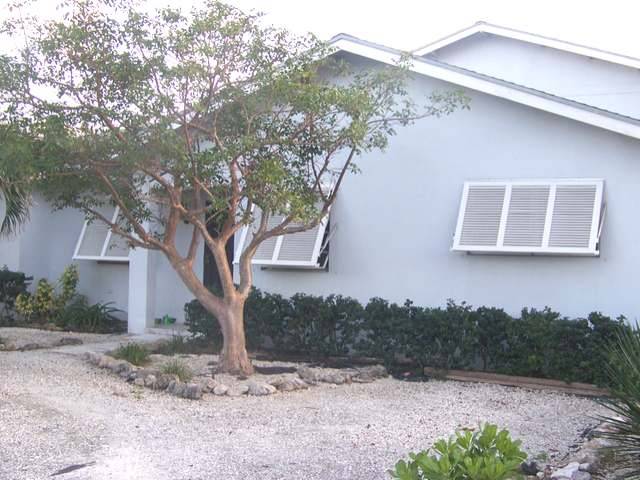 TROPICAL GARDENS. Single Family Home New-Providence
