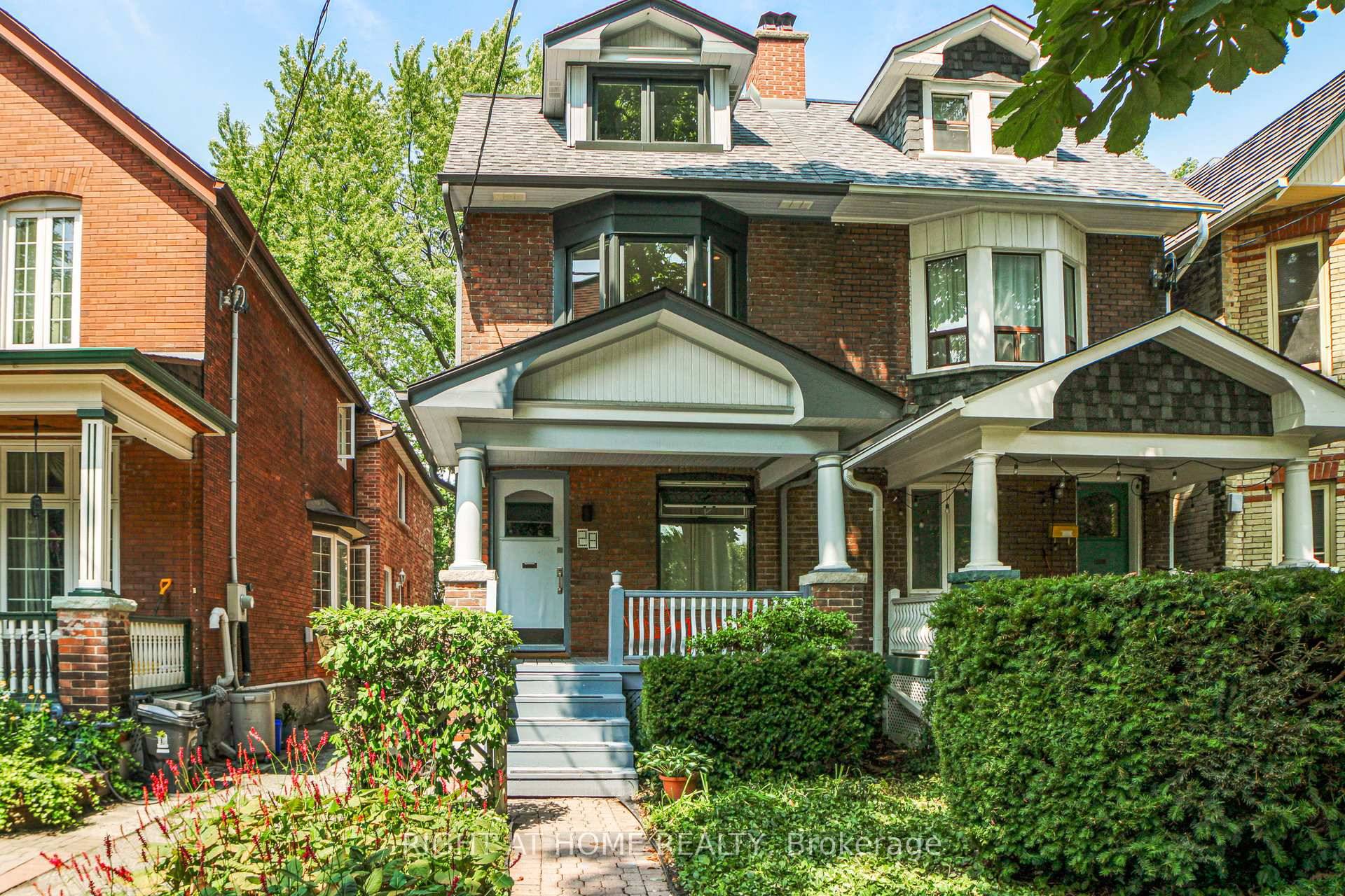 Spacious Apartment On A Tree Lined Street In Roncesvalles !