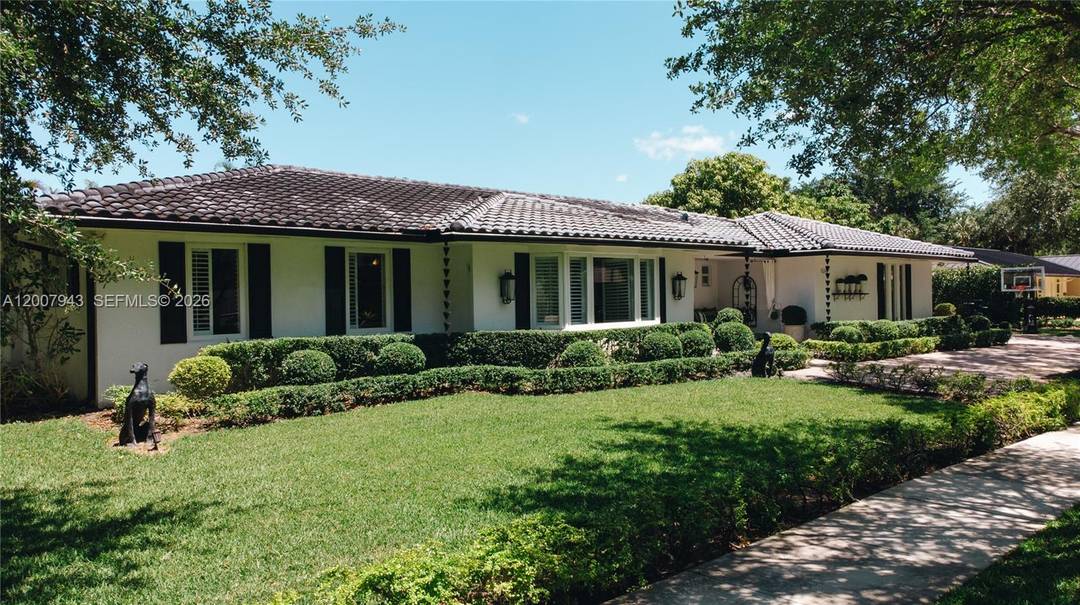 Stunning Lakefront Pool Home in Exclusive Loch Lomond Miami Lakes Beautiful 4 bedroom, 3 bathroom residence located in the prestigious, gated community of Loch Lomond in Miami Lakes.