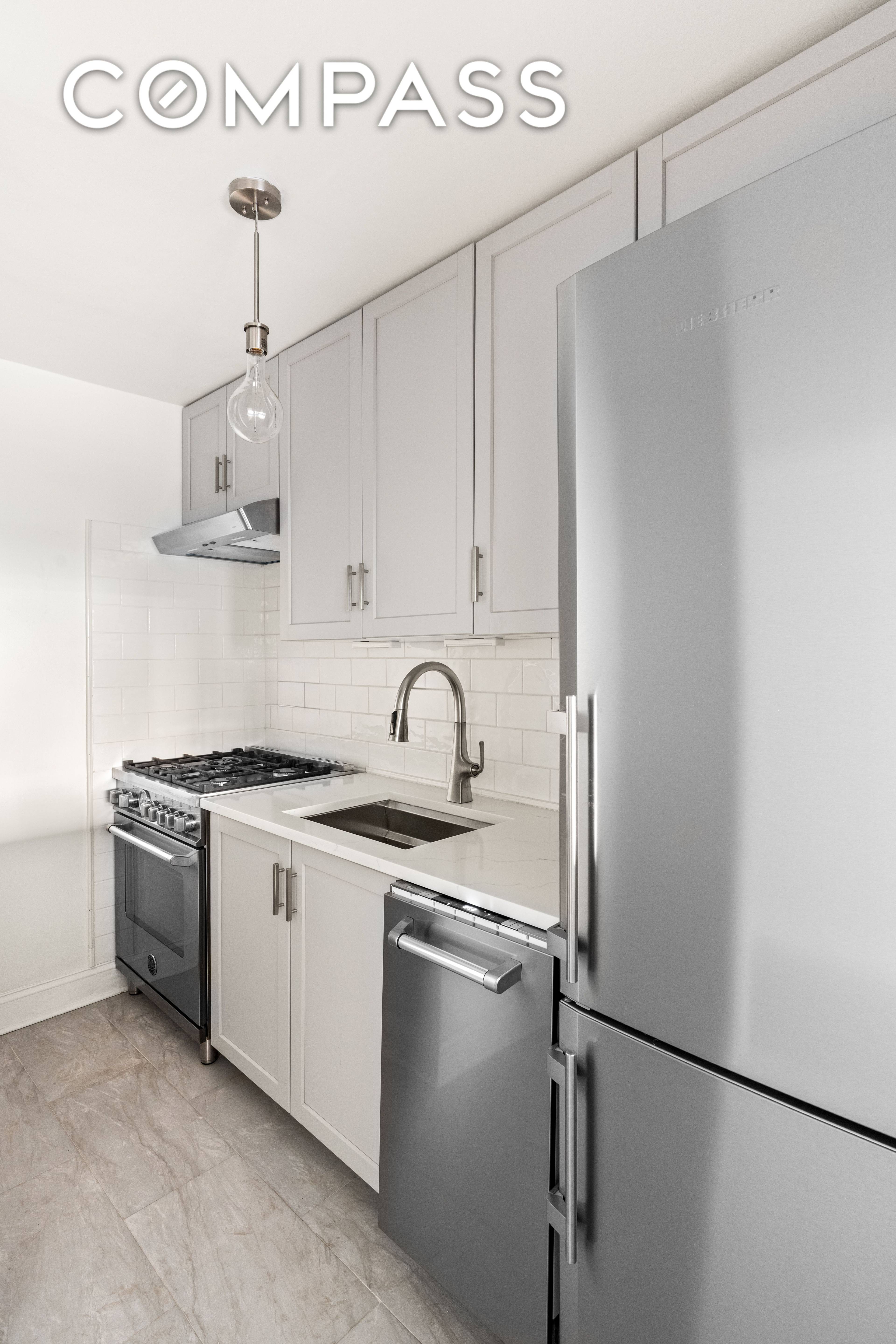 Residence 6F at 32 Gramercy Park South offers an exceptional opportunity to live just steps from Manhattan s only private park.