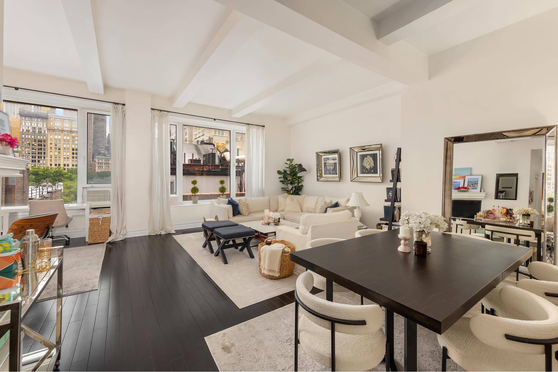 STUNNING HIGH FLOOR CONVERTIBLE 2 BR WITH SOARING 11'1 CEILINGS amp ; ICONIC VIEWS Welcome to a stunning high floor one bedroom, one bathroom nestled in the coveted Flatiron district.