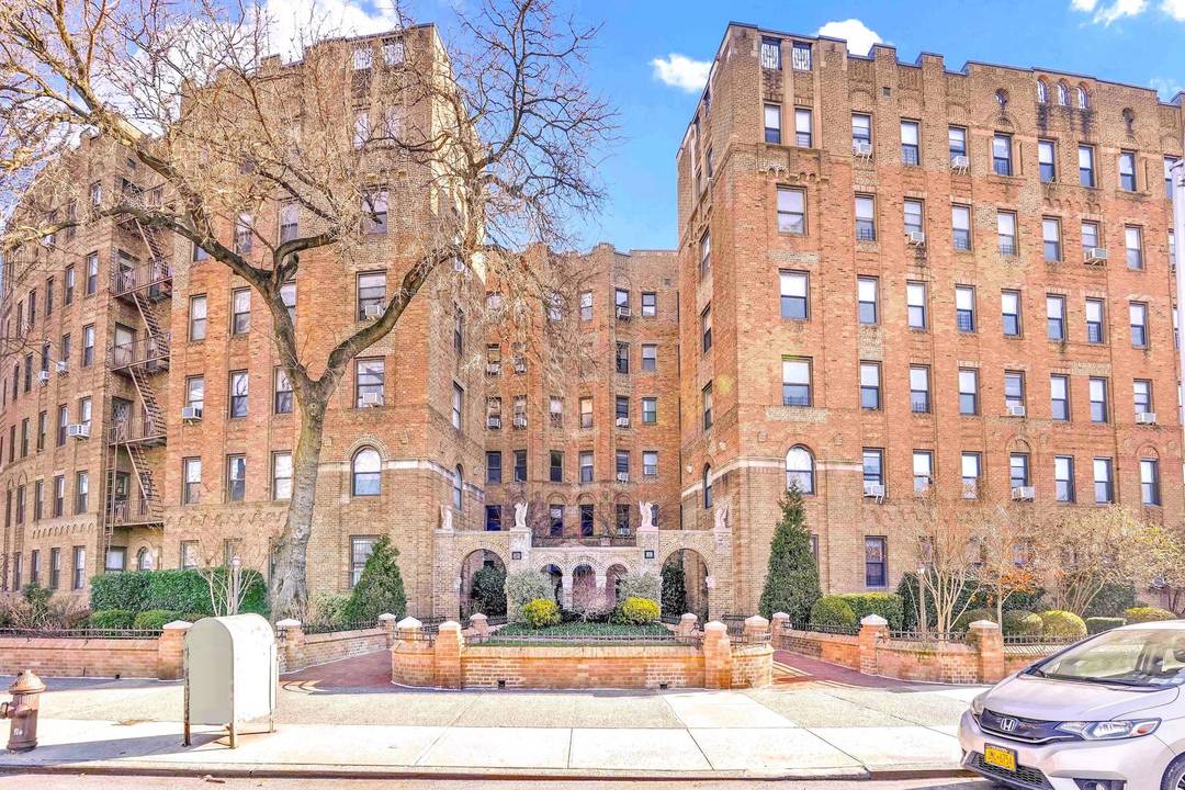EXCEPTIONAL VALUE..... RARE OPPORTUNITYSpacious 2 Bedroom Co op in Windsor TerraceWelcome to this generously sized, true 2 bedroom co op located in an elegant prewar building in desirable Windsor Terrace.