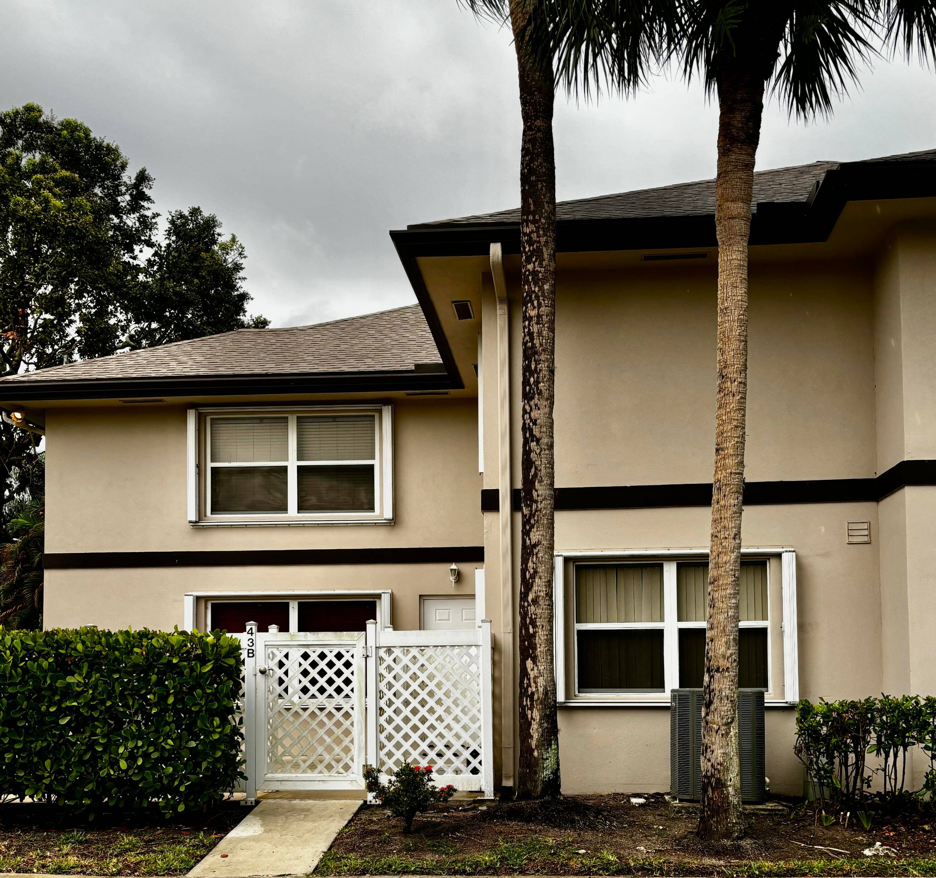 CHARMING TOWNHOME IN THE HEART OF ROYAL PALM BEACH !