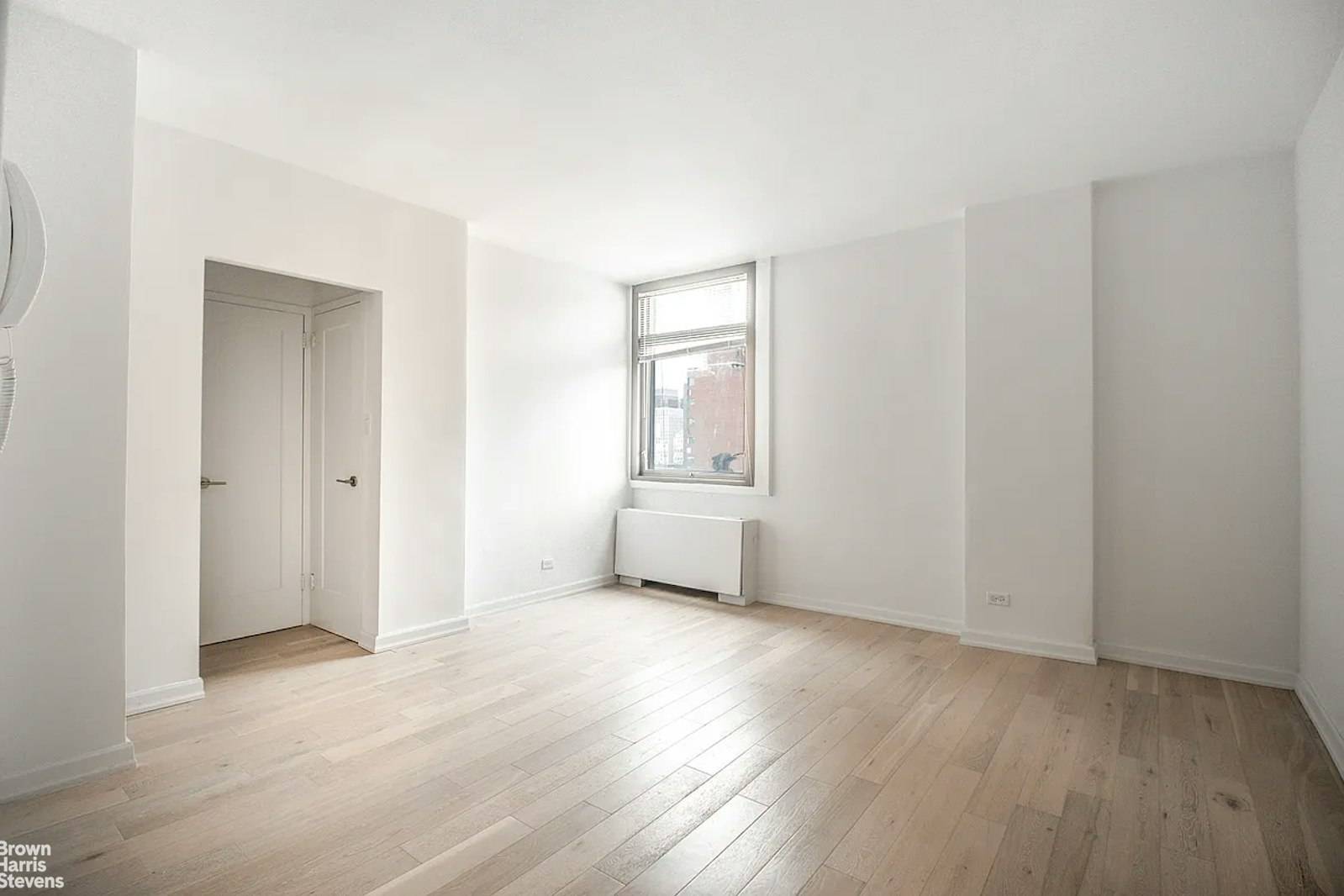 High Floor Studio w Open City Views This is a recently renovated, north facing studio on a high floor.