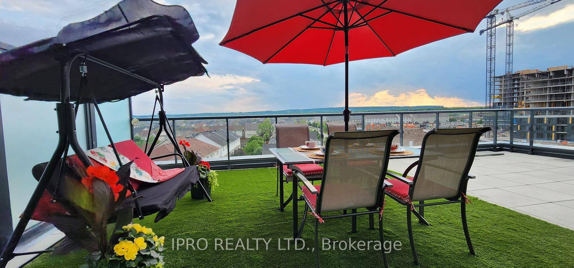 Rare Unit ! ! 2 Bedroom Unit With 747 Sqft Of Outdoor Terrace Balcony Space Perfect For Entertaining !