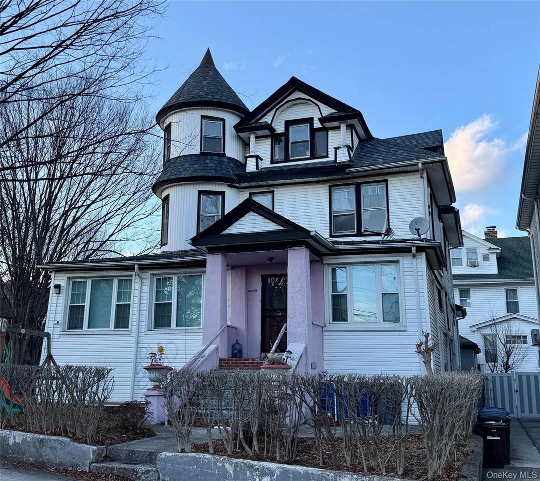 Welcome to this well maintained home located on a quiet residential block in the heart of Jamaica.