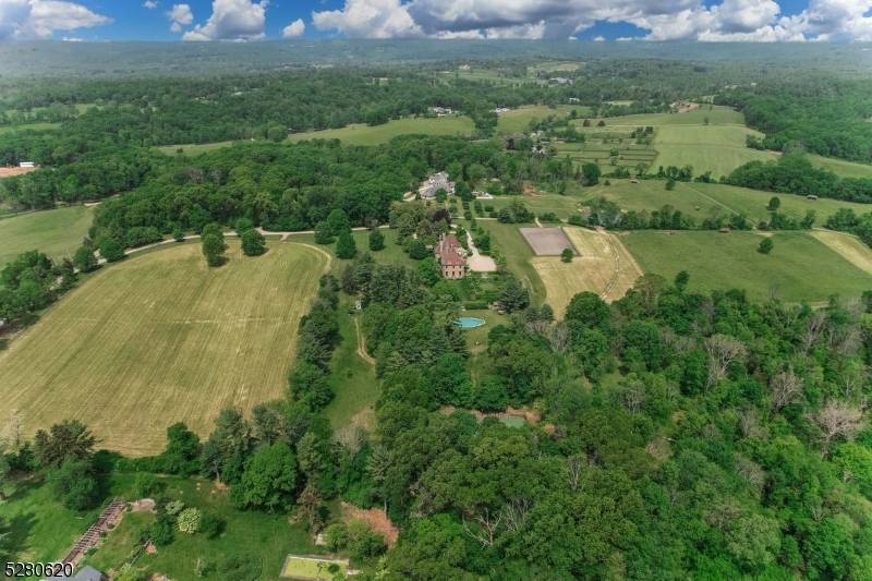 Ellistan is an equestrian estate which has hosted the Essex Fox Hounds Thanksgiving Day Meet since the early 1930s.