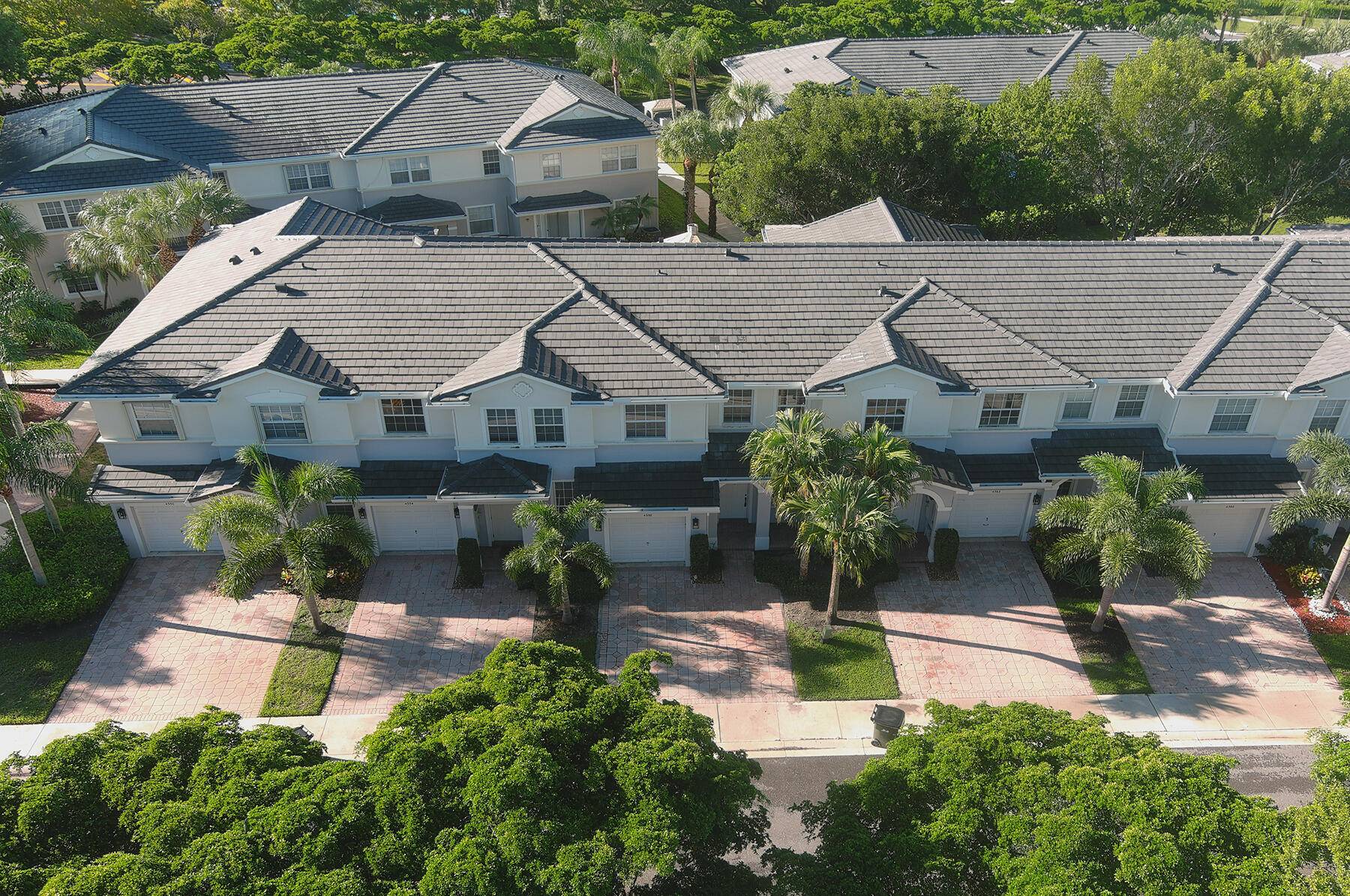LOCATION LIFESTYLE Live in the heart Delray 3 miles from the beach.