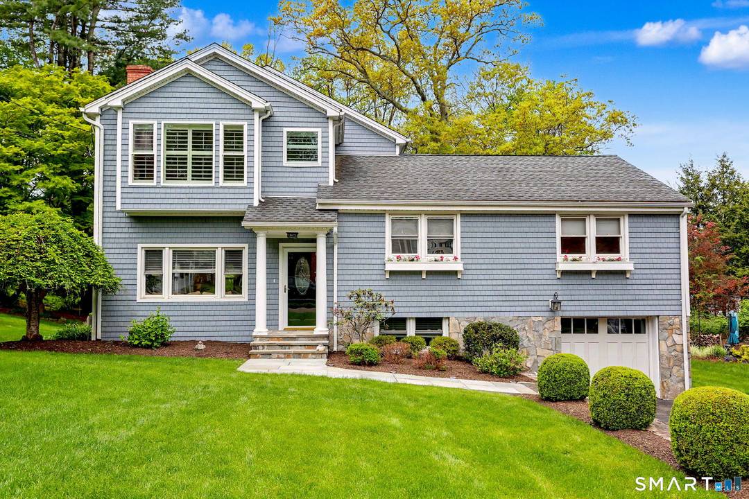 Experience style, comfort, and convenience in Fairfield's coveted University neighborhood.