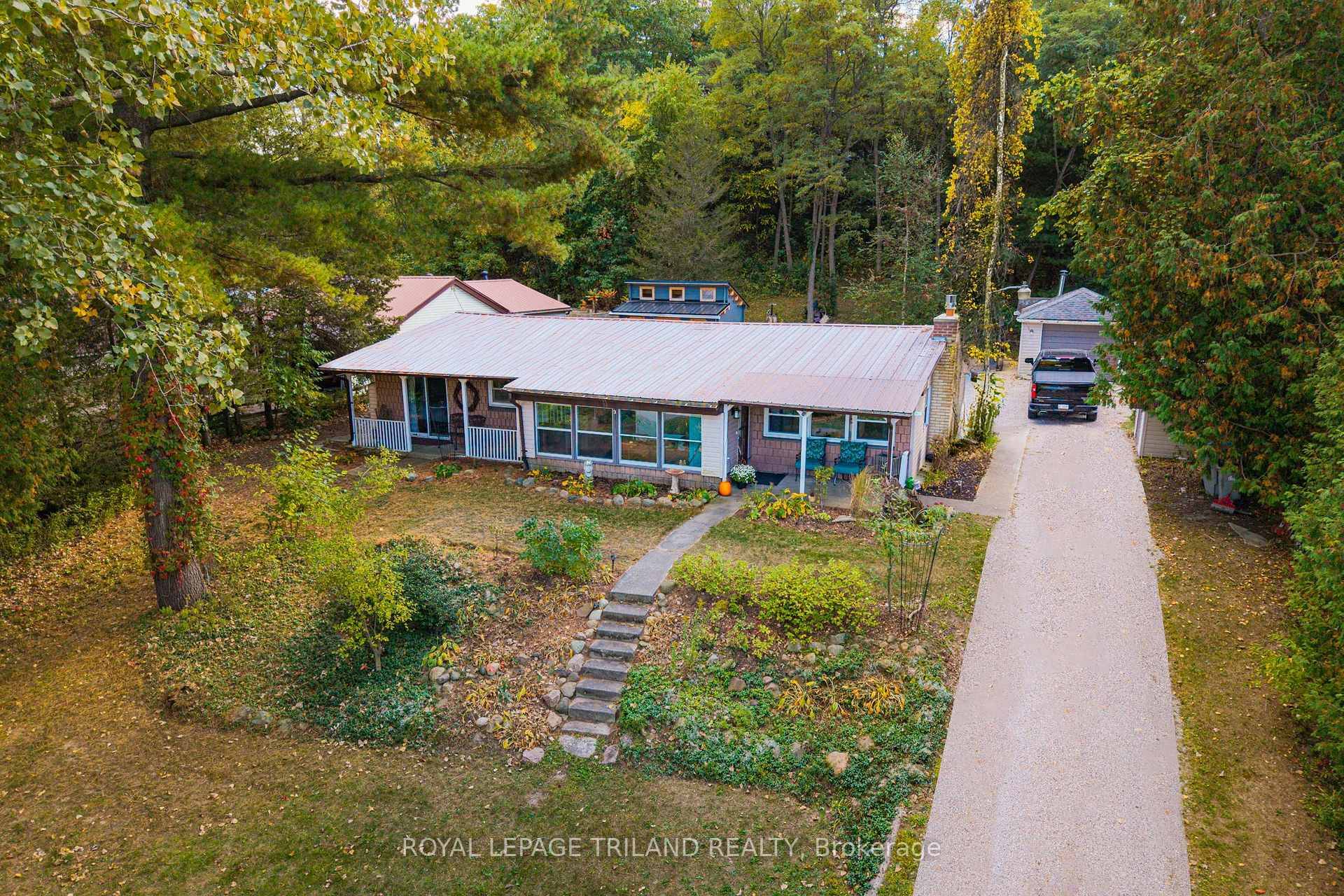 PORT FRANKS 4 SEASON GEM WITH DOUBLE BOAT DOCK INCLUDED !