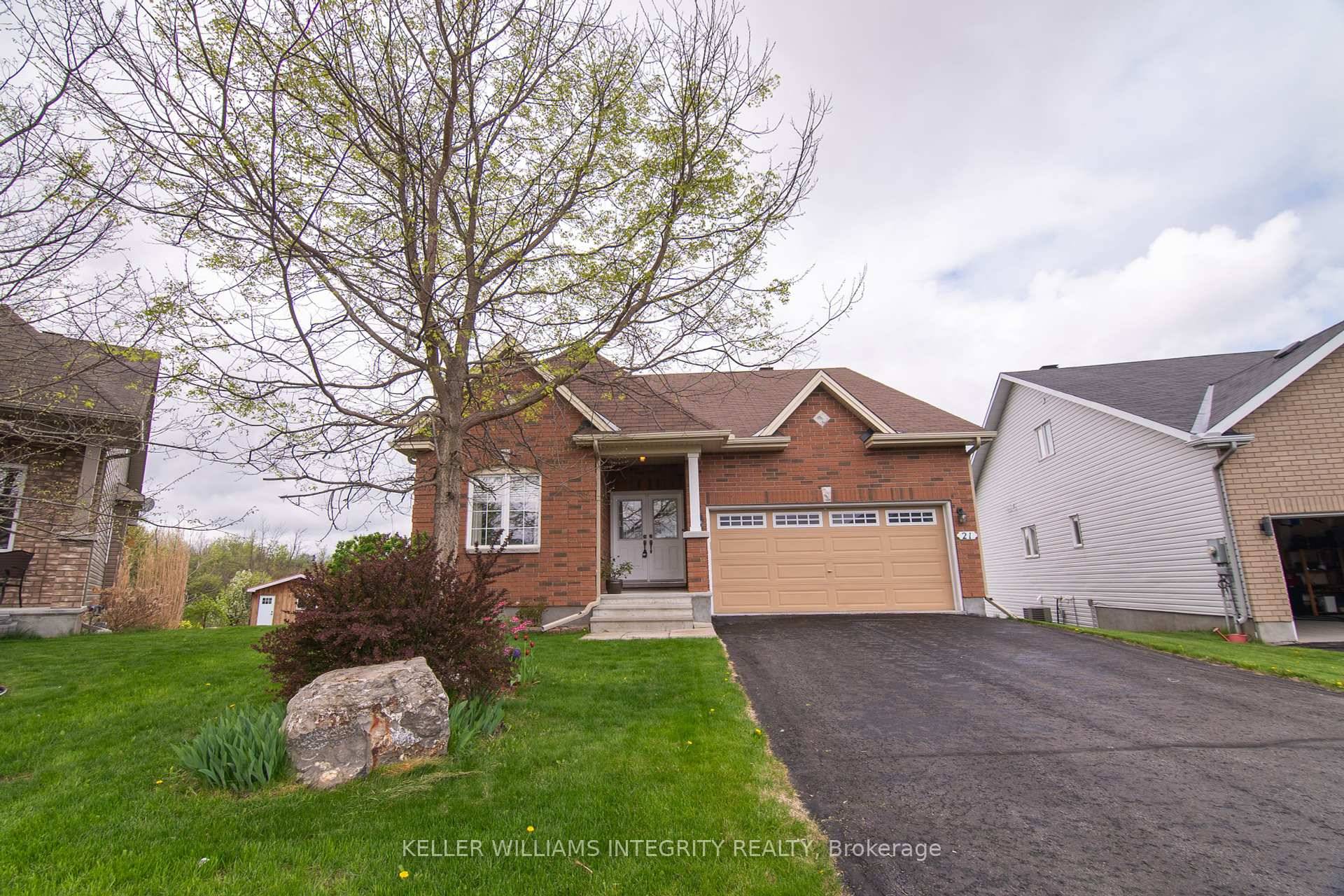 Welcome to this beautiful unique bungaloft in sought after Arnprior community.