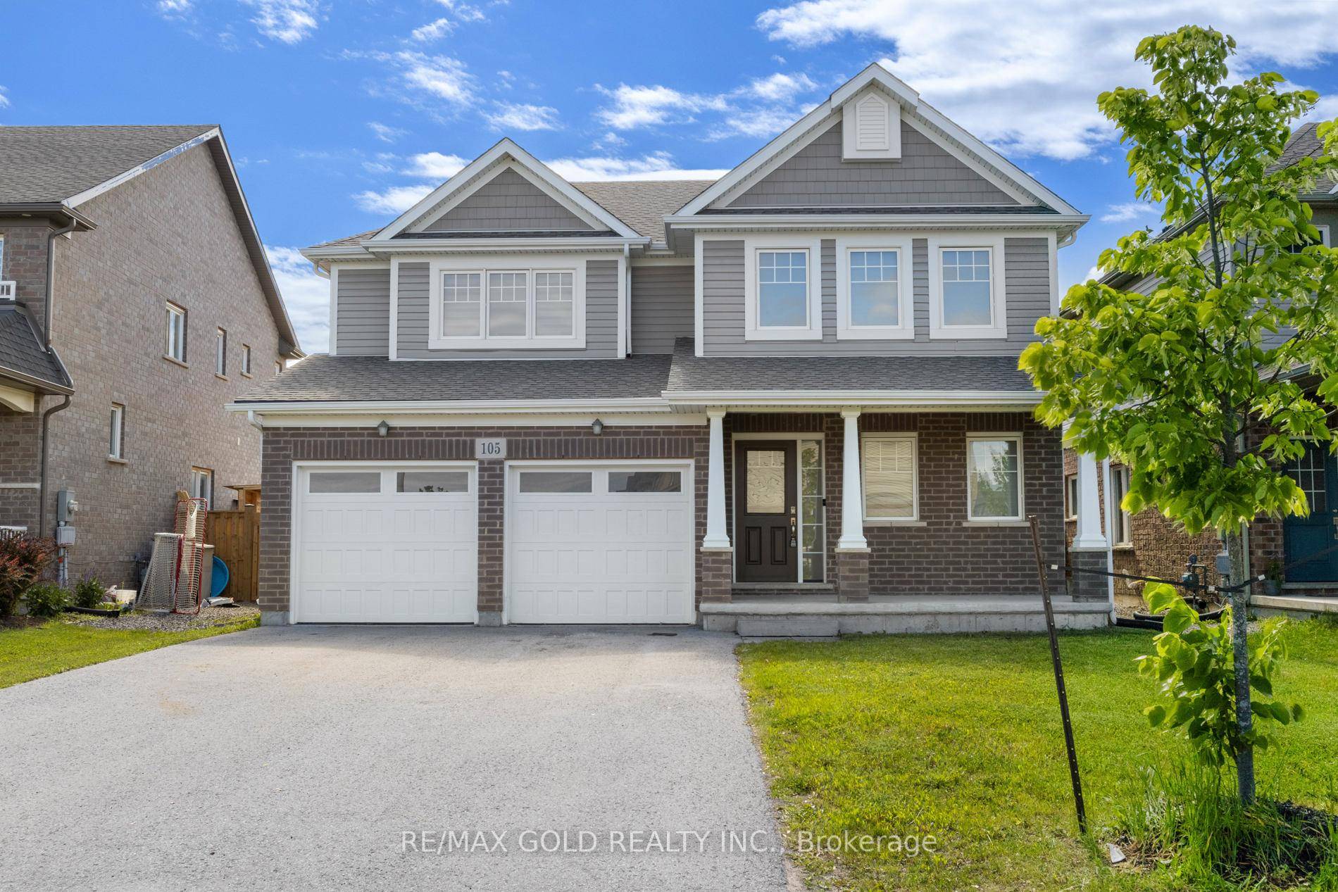 Beautiful 4 Bedroom Home in a Prime Location of Welland Only 6 Years New !