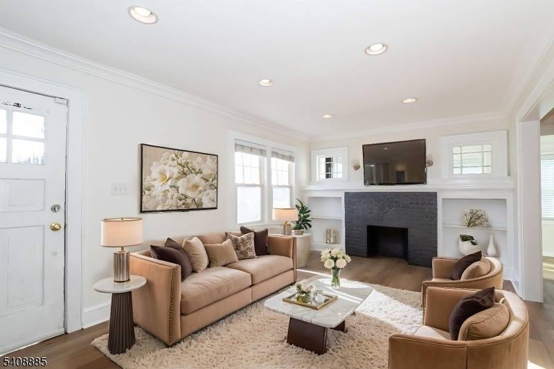 Renovated Pet Friendly 3BR home on a quiet cul de sac ending at Alvin Park.