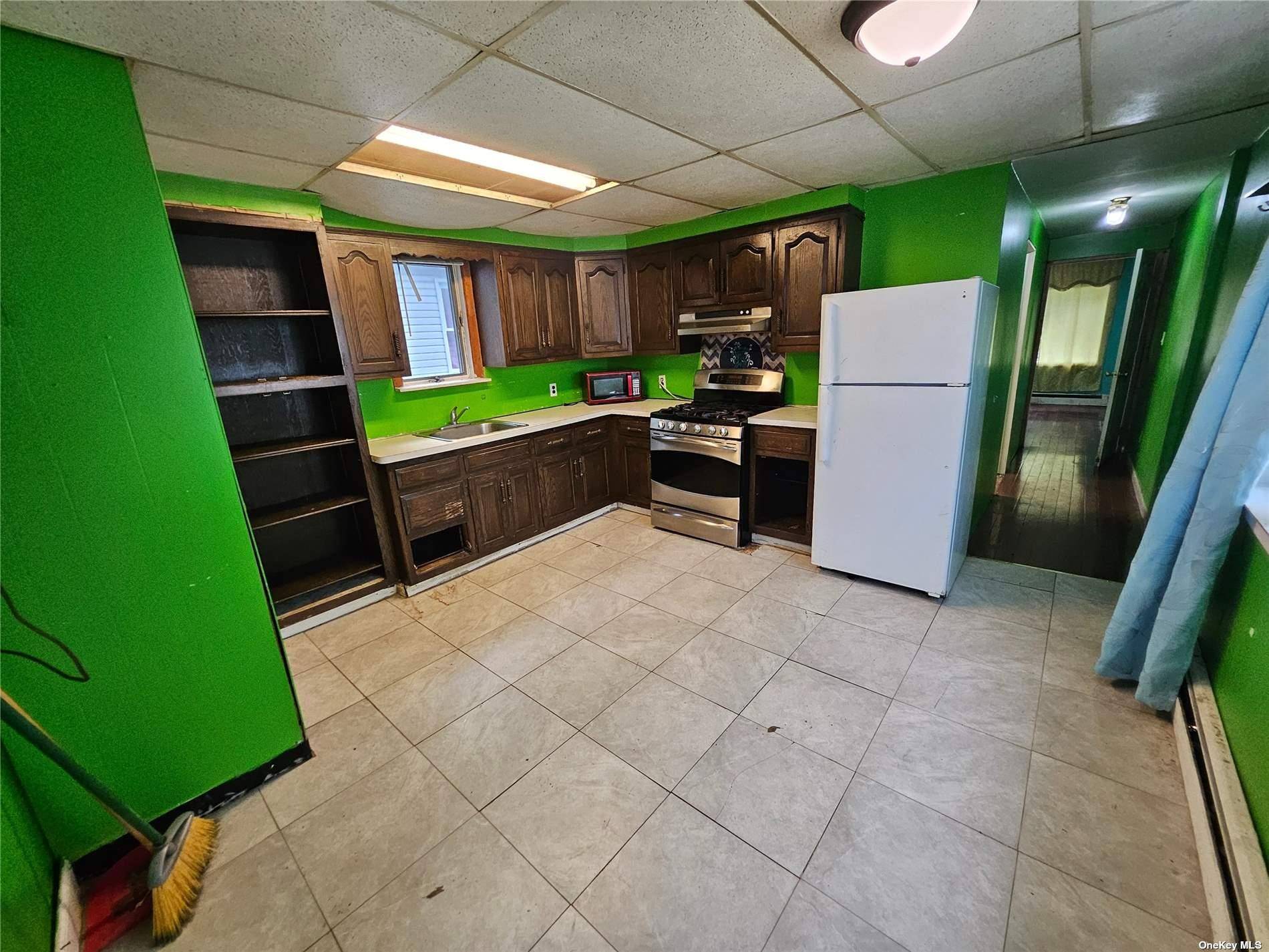 Perfect Starter home, Great convenient location, near Shopping, Highways, public transportation, Full Finished Basement, 2 Car Parking in the back, Shared Driveway.