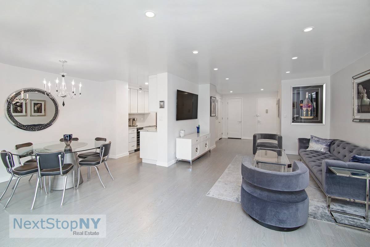 Luxury Living at Plaza 400 This beautifully renovated 1 bedroom, 1.