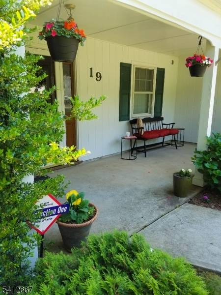 Step into this beautifully maintained split level home located on the best spot on a quiet cul de sac and you'll want it for your own.