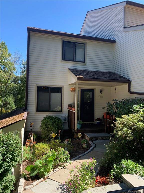 Move right into this spacious end unit townhome in lovely Pheasant Run.