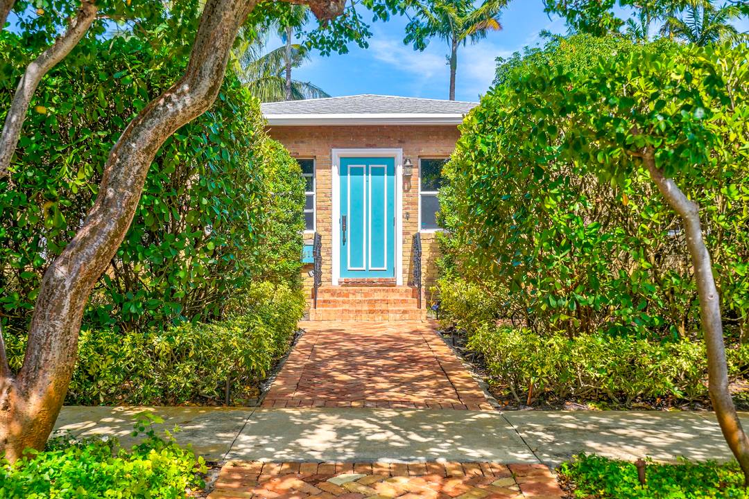 Furnished ! Move in ready in this tropical oasis in Northwood.