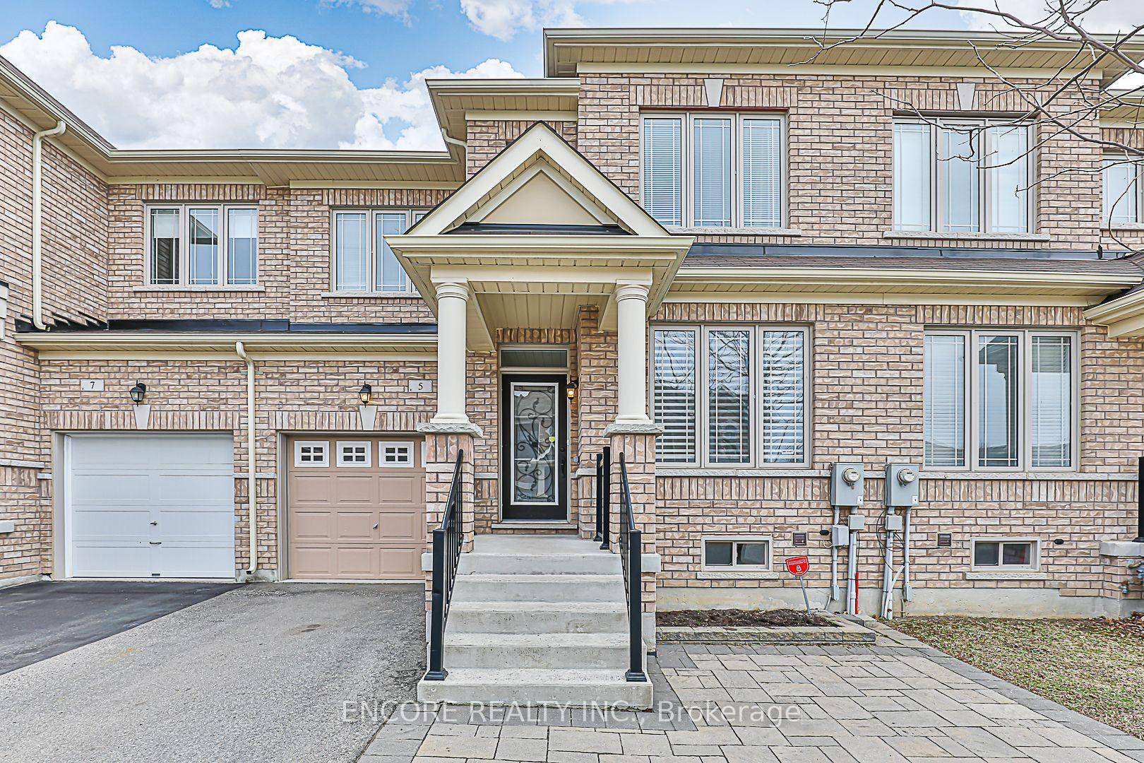 Location ! Value ! Beautiful Spacious 3 Bedroom Freehold Townhome In Wismer.