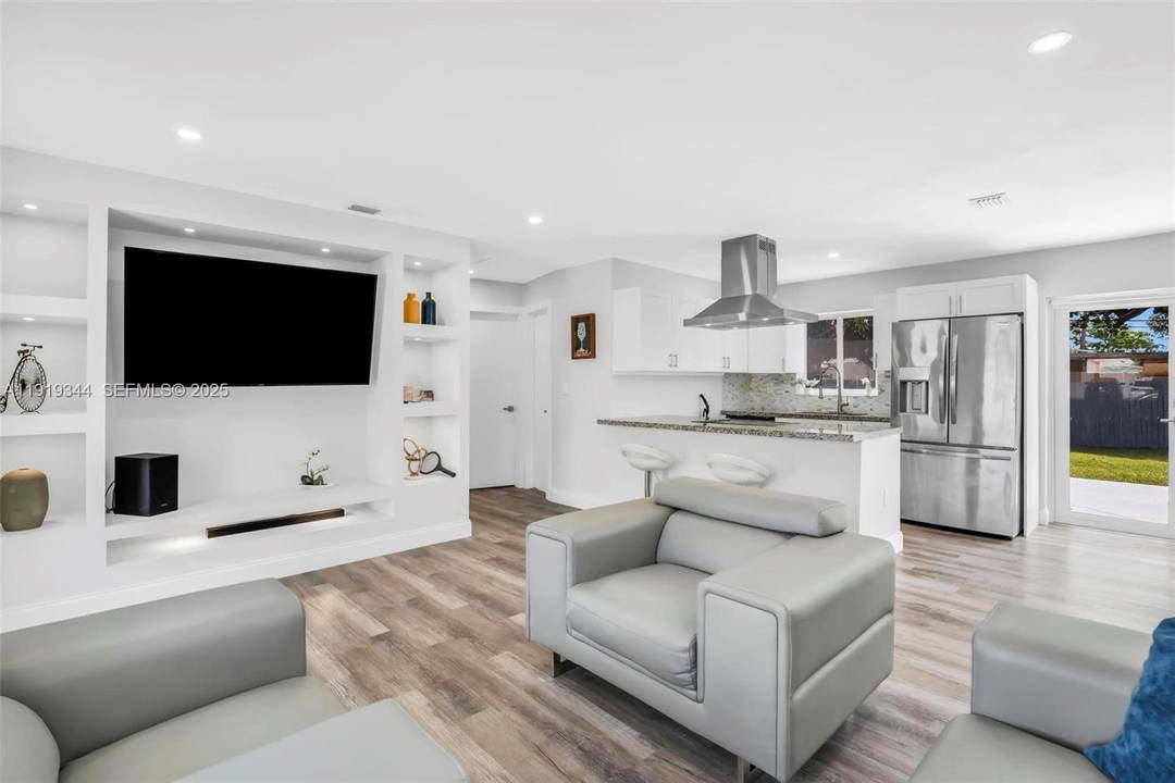 Beautifully Remodeled 3BR 2BA single family home in desirable Hollywood location !