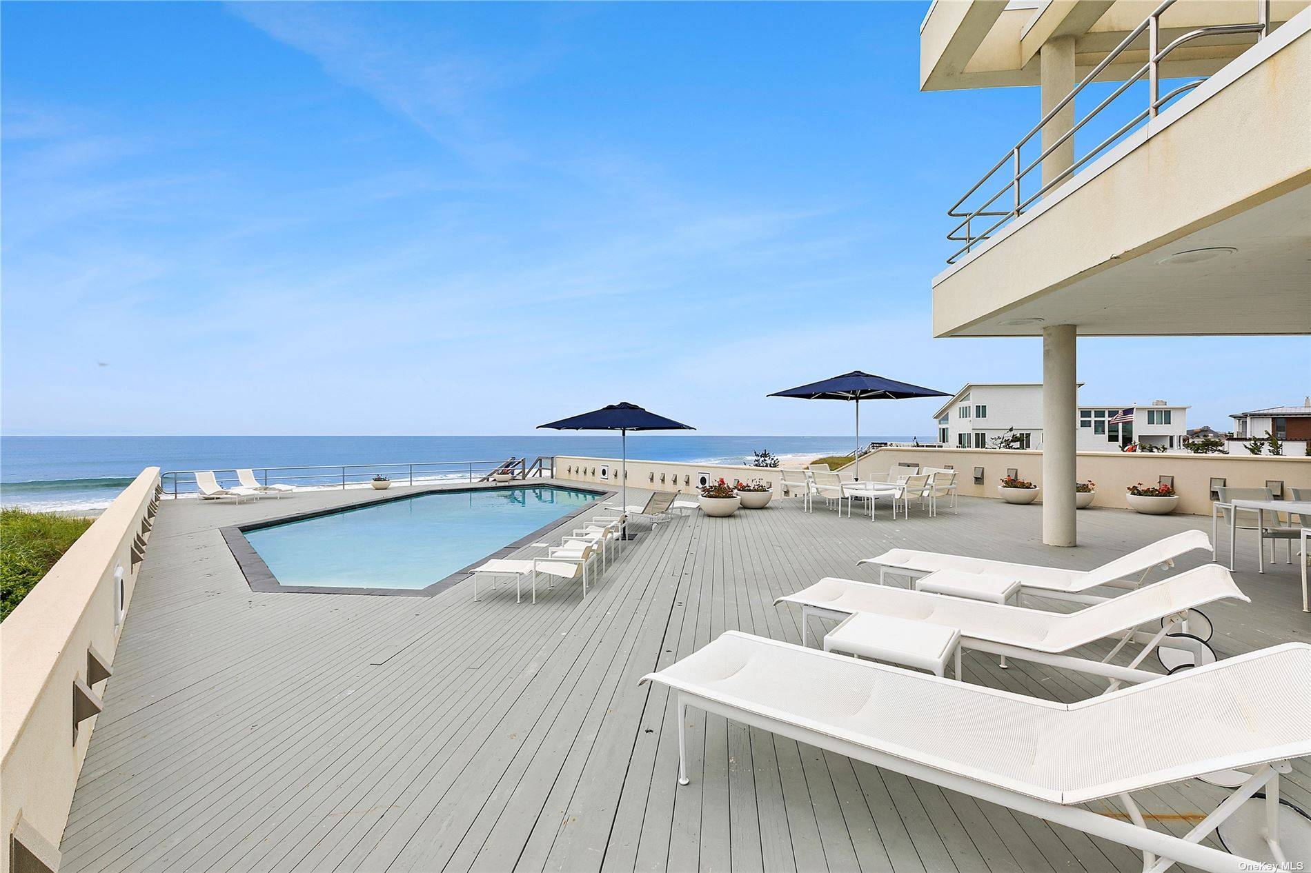 This package offers 186 Dune Road 1.