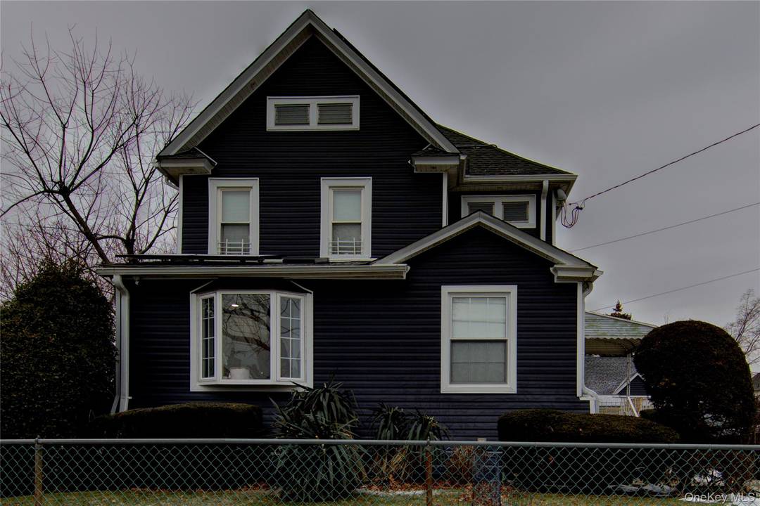 Gorgeous ; completely remodeled ; tenant pays electric ; IGS ; landlord takes care of grass ; tenant remove snow ; speakers outside ; 3 driveway spots are provided ; ...