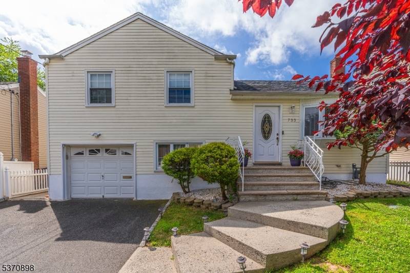 Welcome to this beautifully maintained single family home in Union.