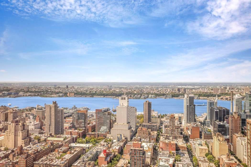 This high floor corner 2 bedroom, 2.