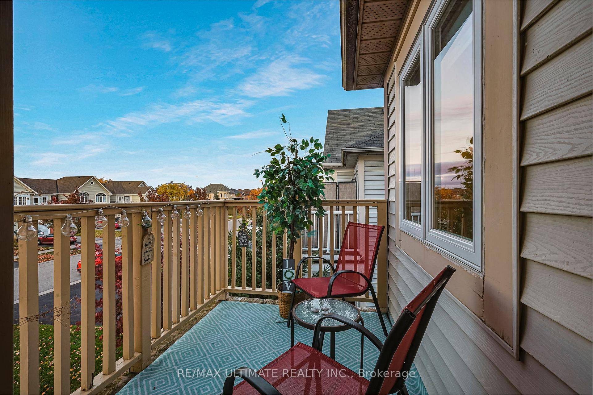 Amazing End Unit Town Home In Desirable Family Friendly Whitby Shores !