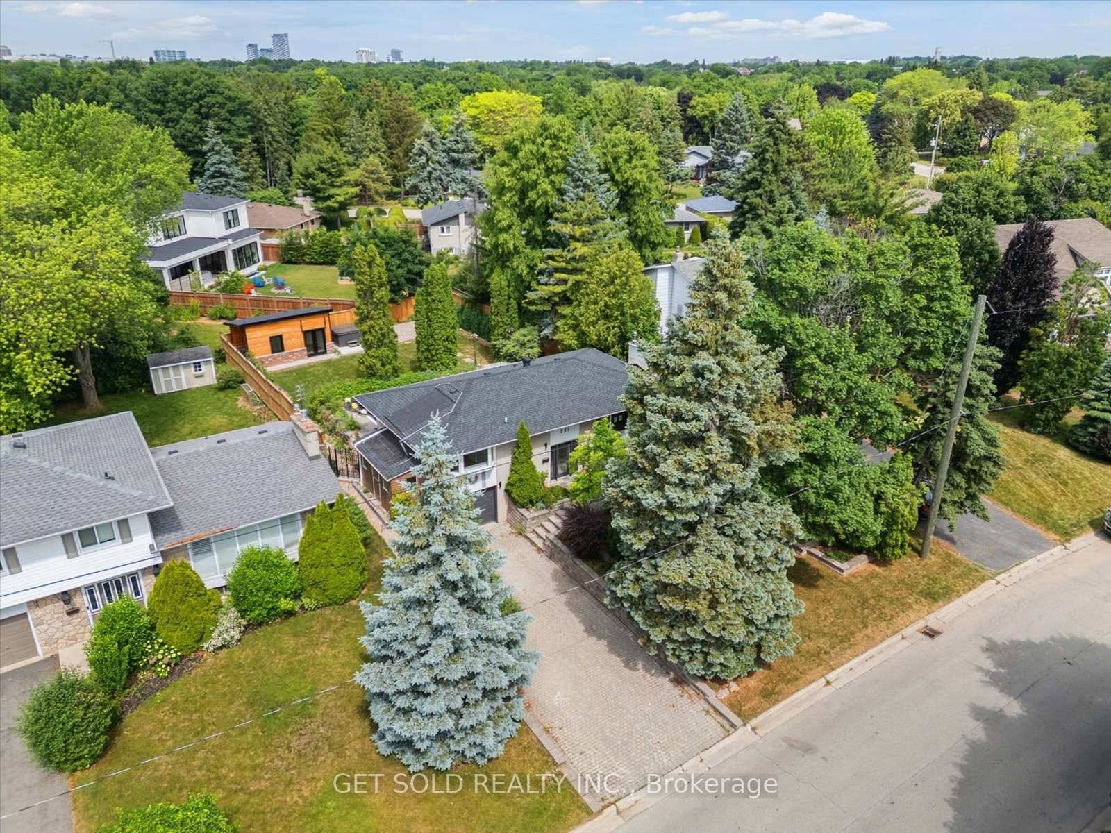 Welcome to 521 Grand Boulevard And The Luxury It Presents Inside And Outside.