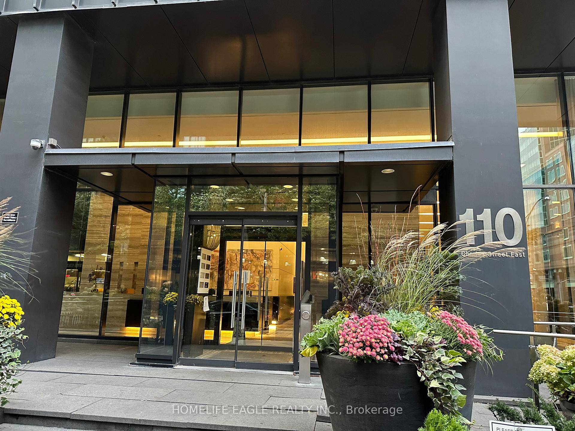 Welcome to the luxury X Condo, Amazing 1 Bedroom Suite In The Heart Of Toronto, Gorgeous Layout ; Bathroom is accessible from Bedroom and Kitchen, Den can be used for ...