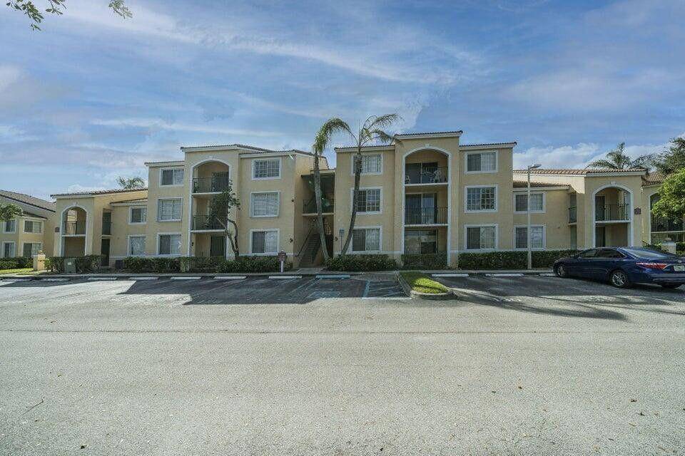 Beautifully Updated With A Split Bedroom Floor Plan 2 Bedroom, 2 Bathroom Condo Located in a Gated Community In The Heart Of West Palm Beach.