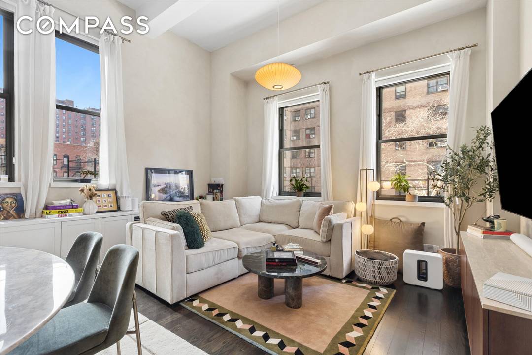This spacious West Chelsea Condo Loft features 2 Flex 3 Bedrooms, 2 spa inspired Baths, separate Den Home Office, and soaring 13 foot ceilings.