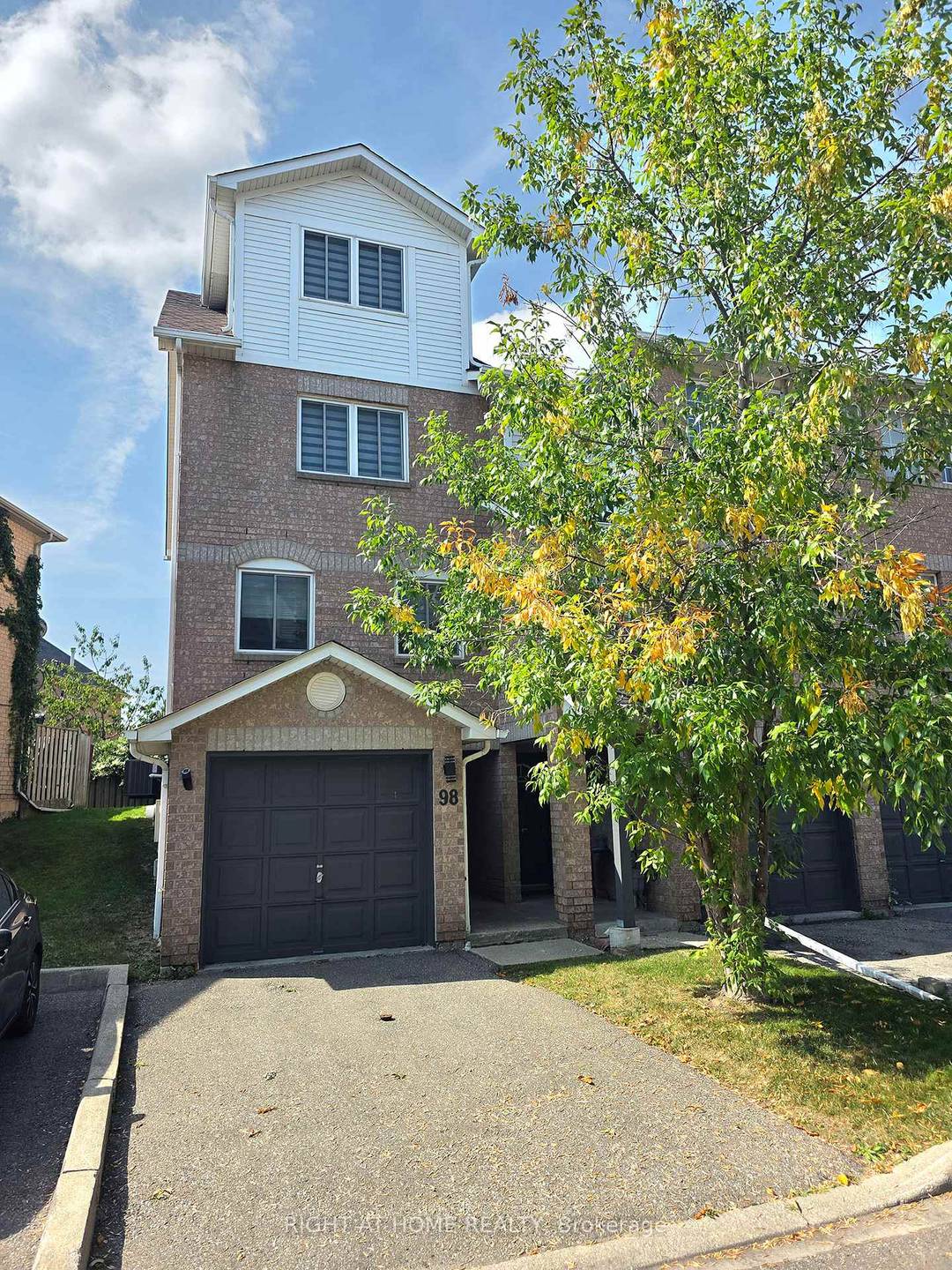 End unit townhome, generous size rooms, hardwood flooring throughout, walkout to a private backyard.