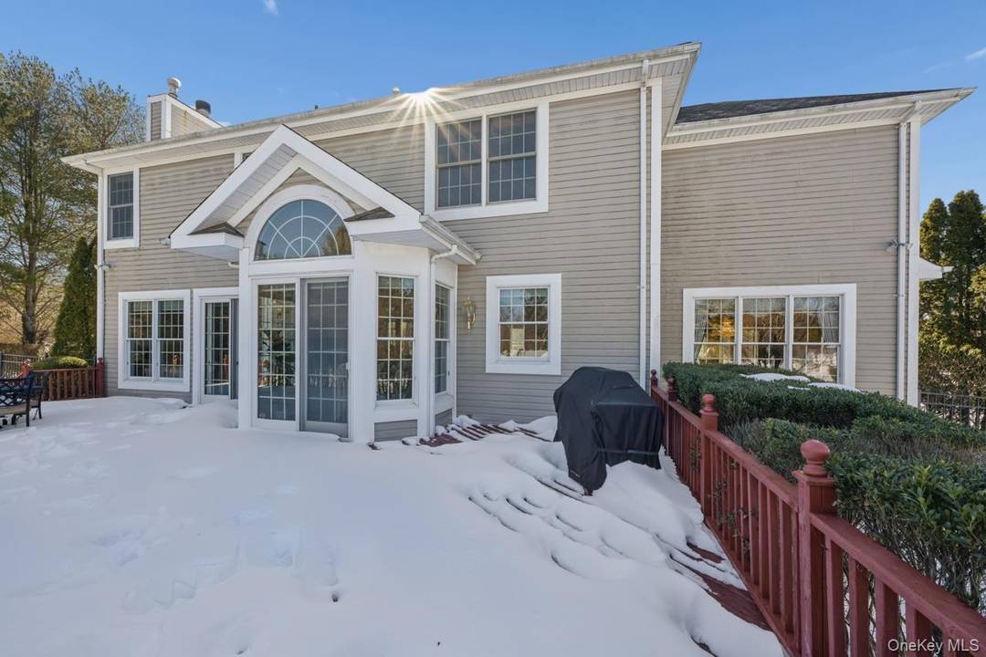 This post modern beauty sits in the prestigious gated community of Dix Hills Farms.