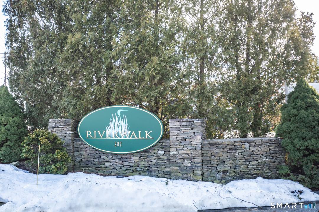 Stunning detached condo in 55 complex !