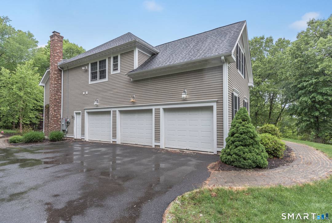 Spacious and private colonial for rent in Simsbury !