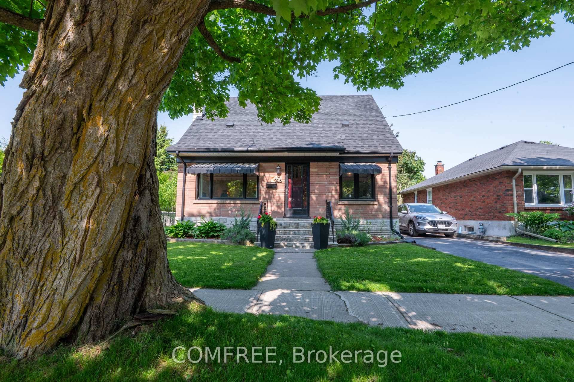 Turnkey Beauty in a Family Friendly Neighbourhood.