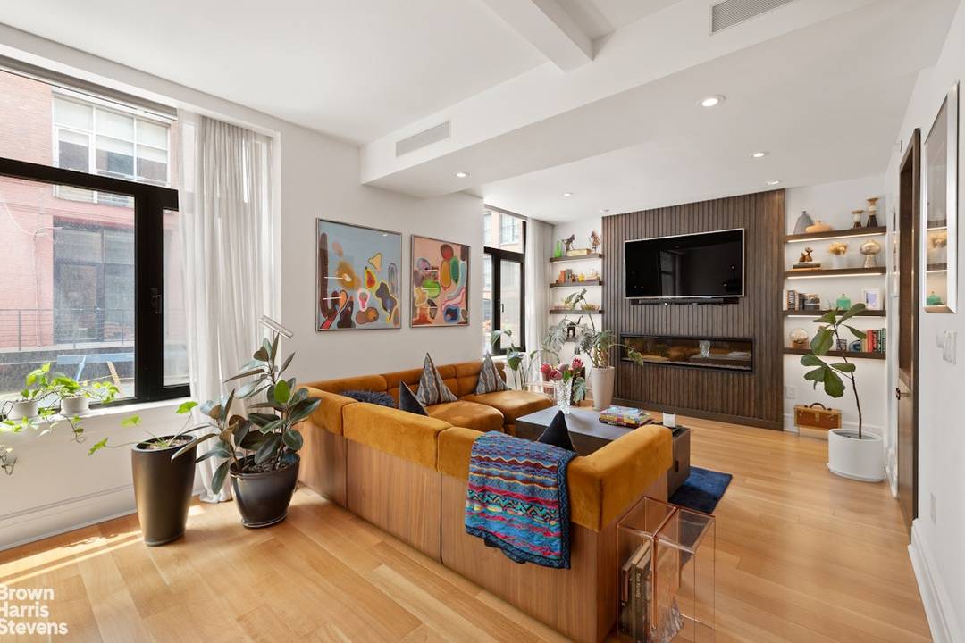 Sophisticated Duplex Townhouse Style Home with Outdoor Space in Prime DUMBO Vinegar Hill Nestled on one of DUMBO Vinegar Hill's most picturesque cobblestone streets, Residence THB is a beautifully reimagined ...