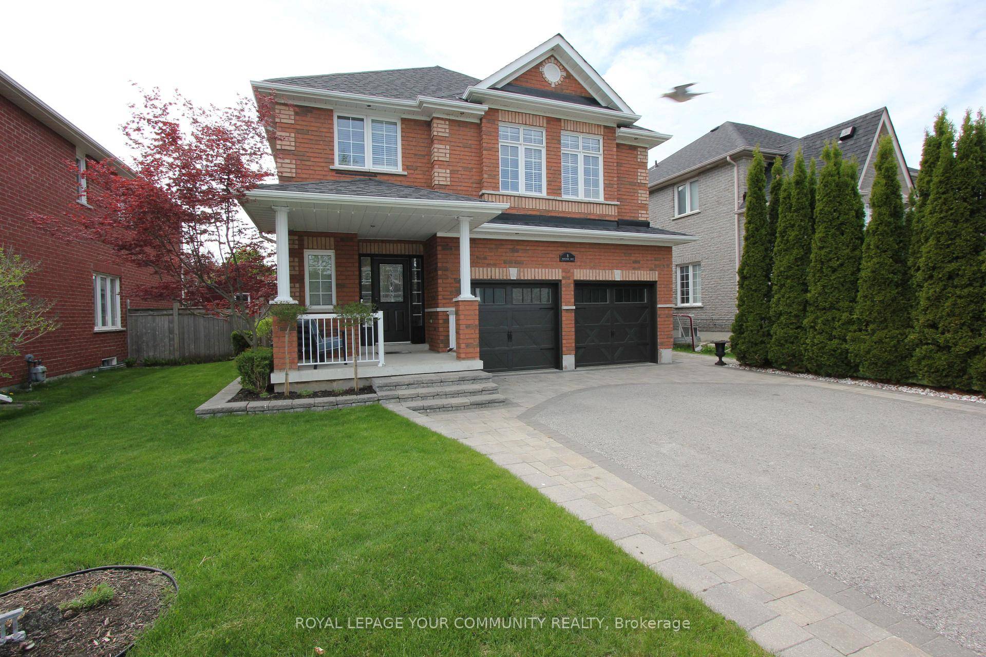 Great location only a 7 minute drive to Highway 404 !