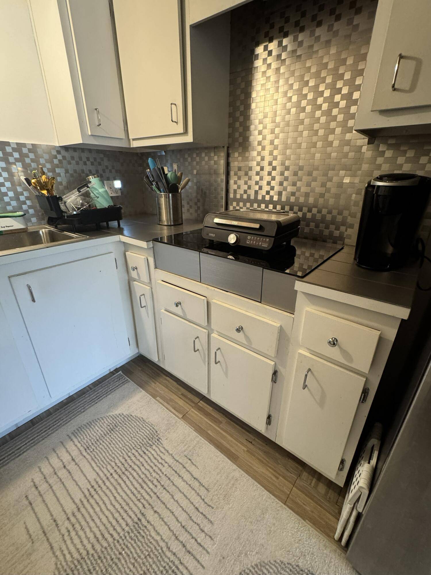This charming third floor condo offers a fantastic opportunity for all ages !