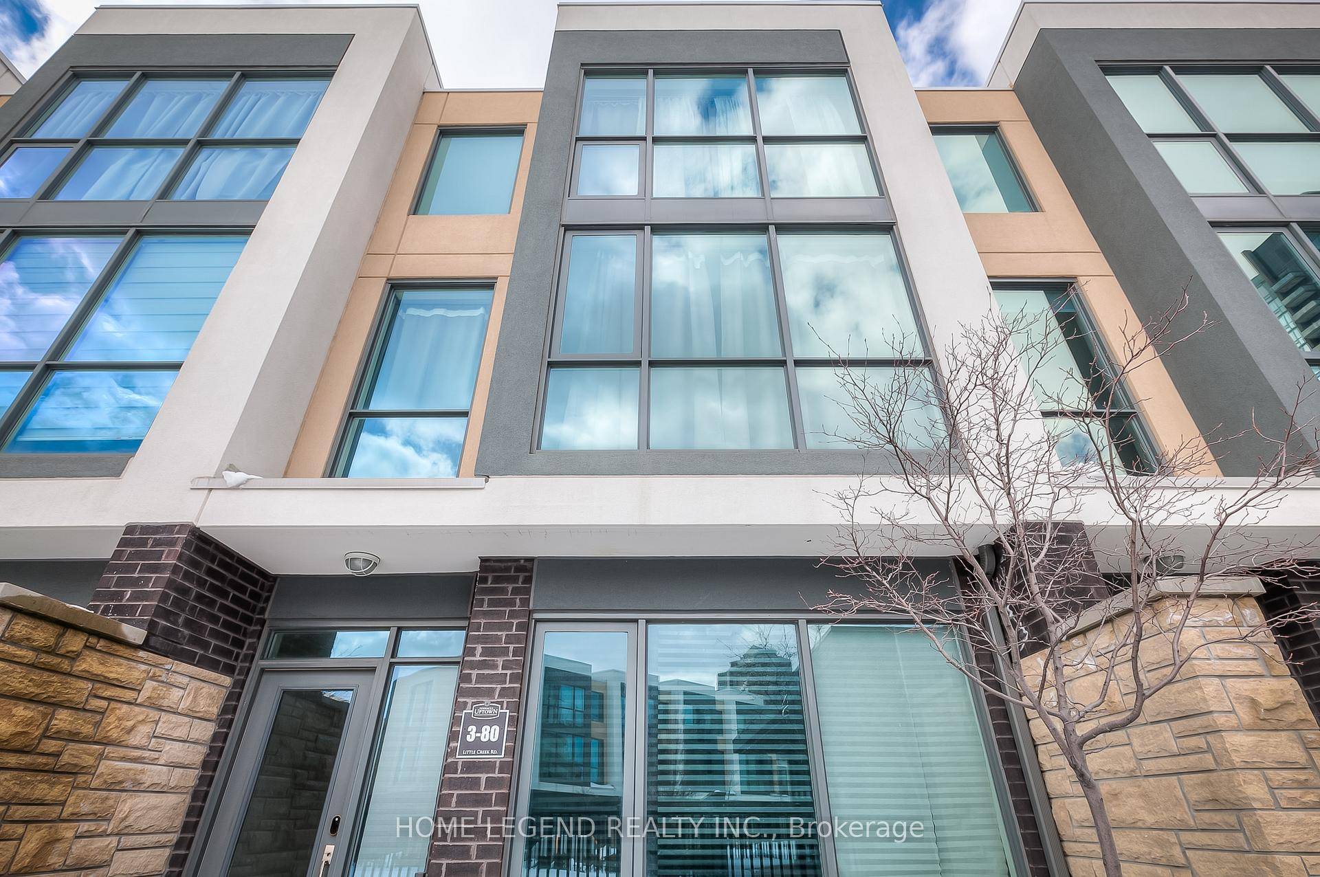 Upscale Contemporary Design Townhome In The Heart Of Mississauga !