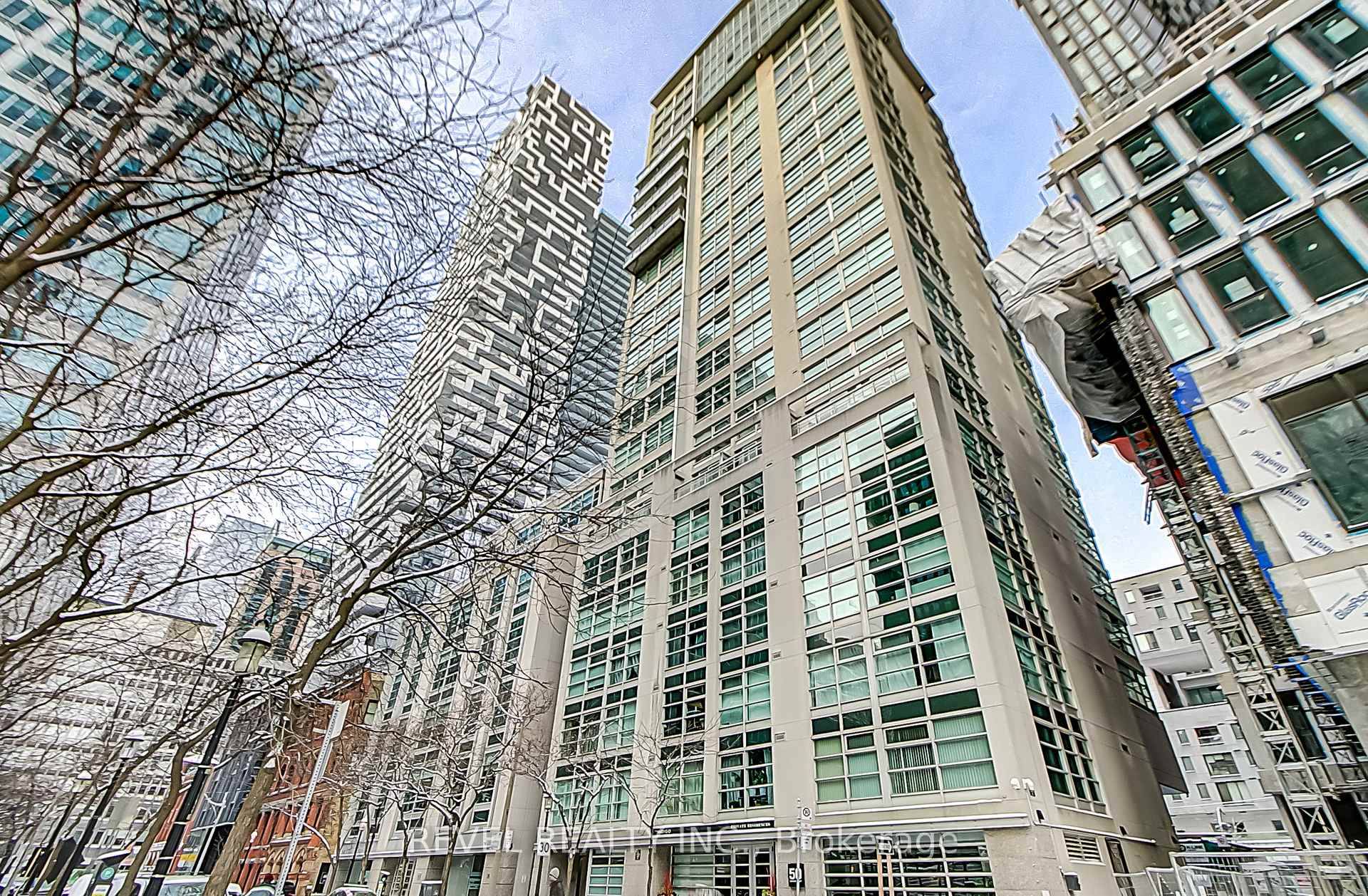 Experience the best of downtown Toronto in this charming one bedroom unit with stunning city views.